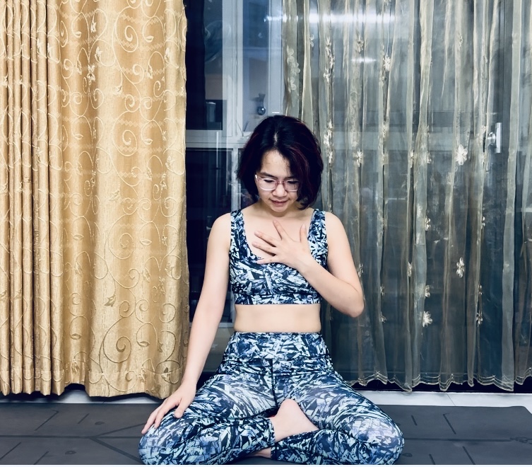 Tuyết ngồi kiết già, đặt tay lên ngực lắng nghe hơi thở